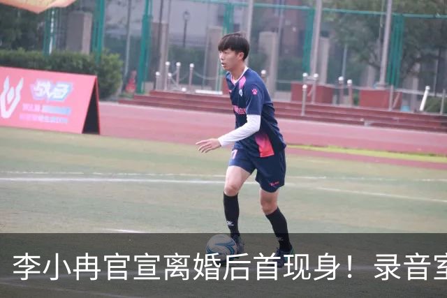 李小冉官宣离婚后首现身！录音室忙工作状态超好，皮肤白嫩似少女
